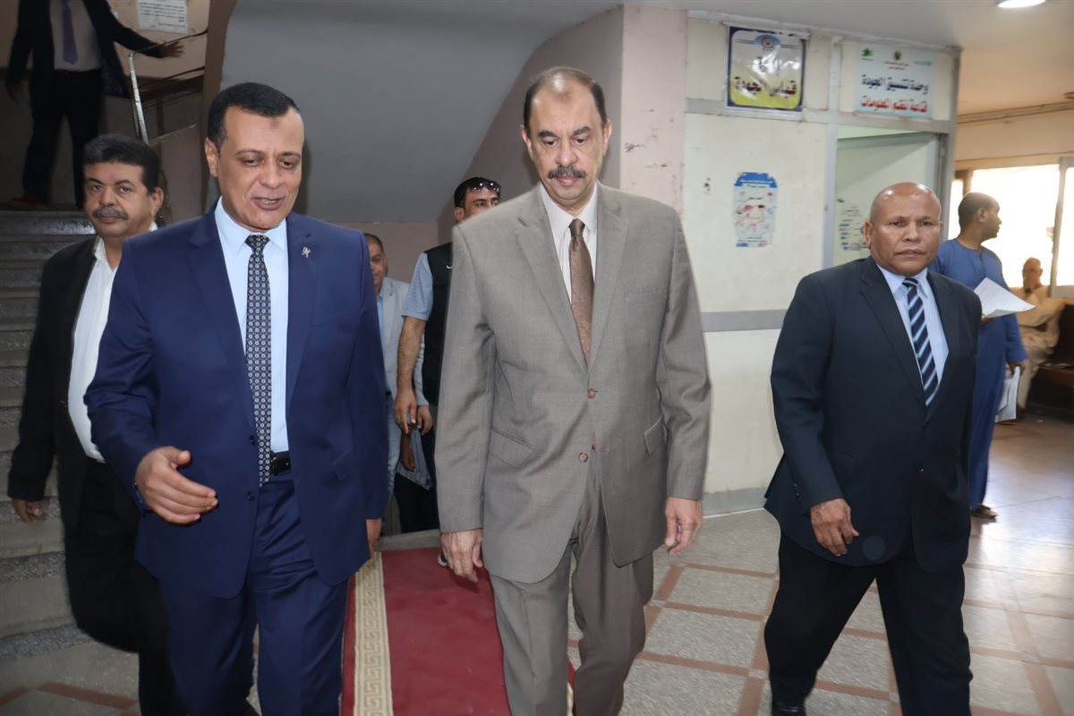 محافظ سوهاج يتفقد غرفة عمليات امتحانات الثانوية العامة