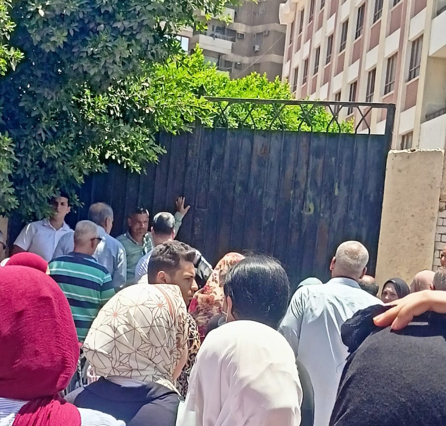صورة من واقعة غلق باب إحدى المدارس بالمنيا