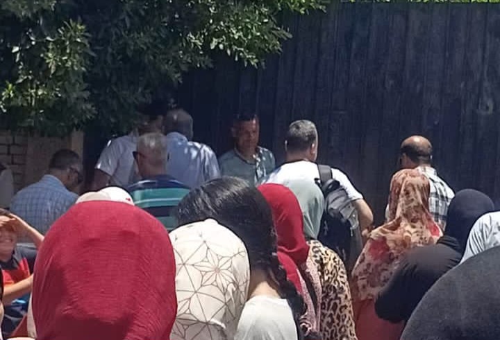صورة من واقعة غلق باب إحدى المدارس بالمنيا