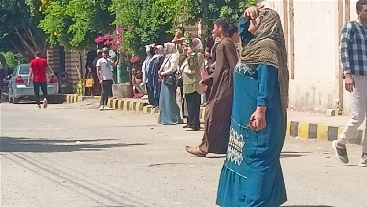 صورة من واقعة غلق باب إحدى المدارس بالمنيا
