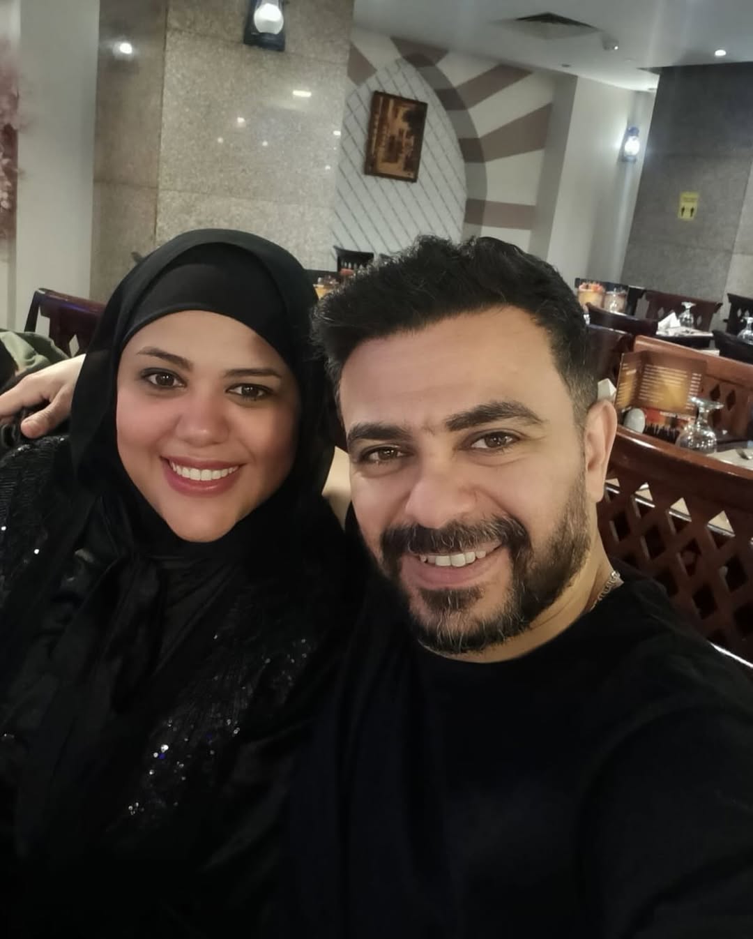 الفنان كريم الحسيني وزوجته