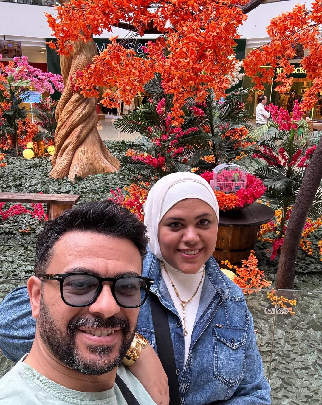 الفنان كريم الحسيني وزوجته