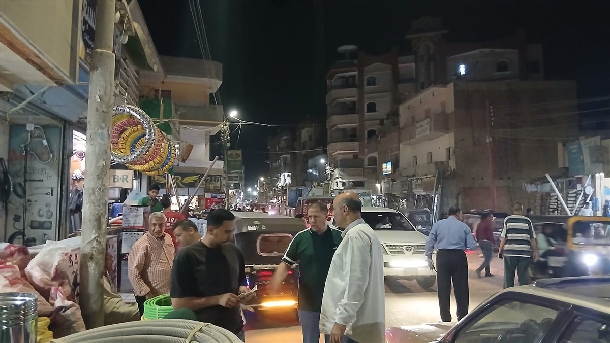 السكرتير العام يتابع الالتزام بمواعيد غلق المحال التجارية وتخفيف الإنارة بمدينة طامية