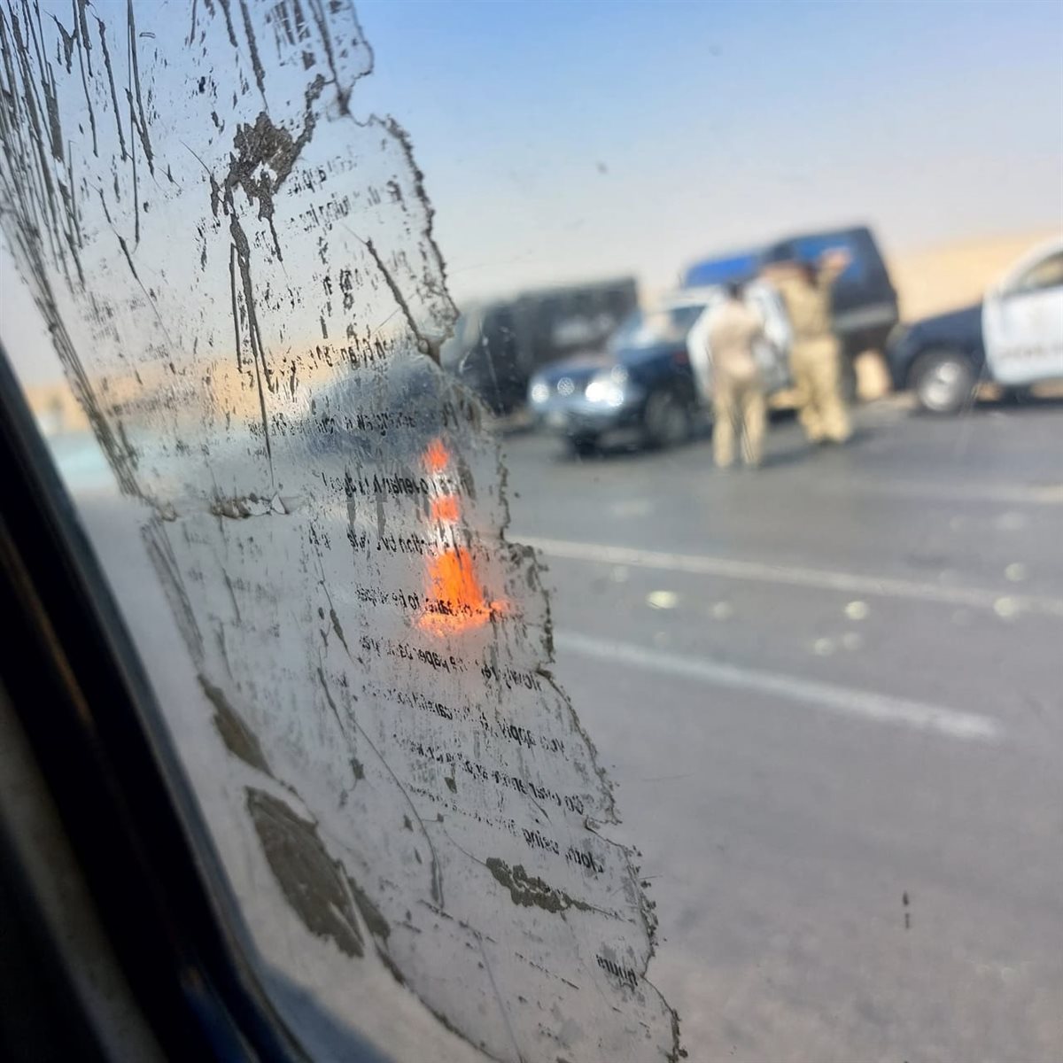 إصابة شخصين في انقلاب سيارة نقل محملة بزجاج بالفيوم