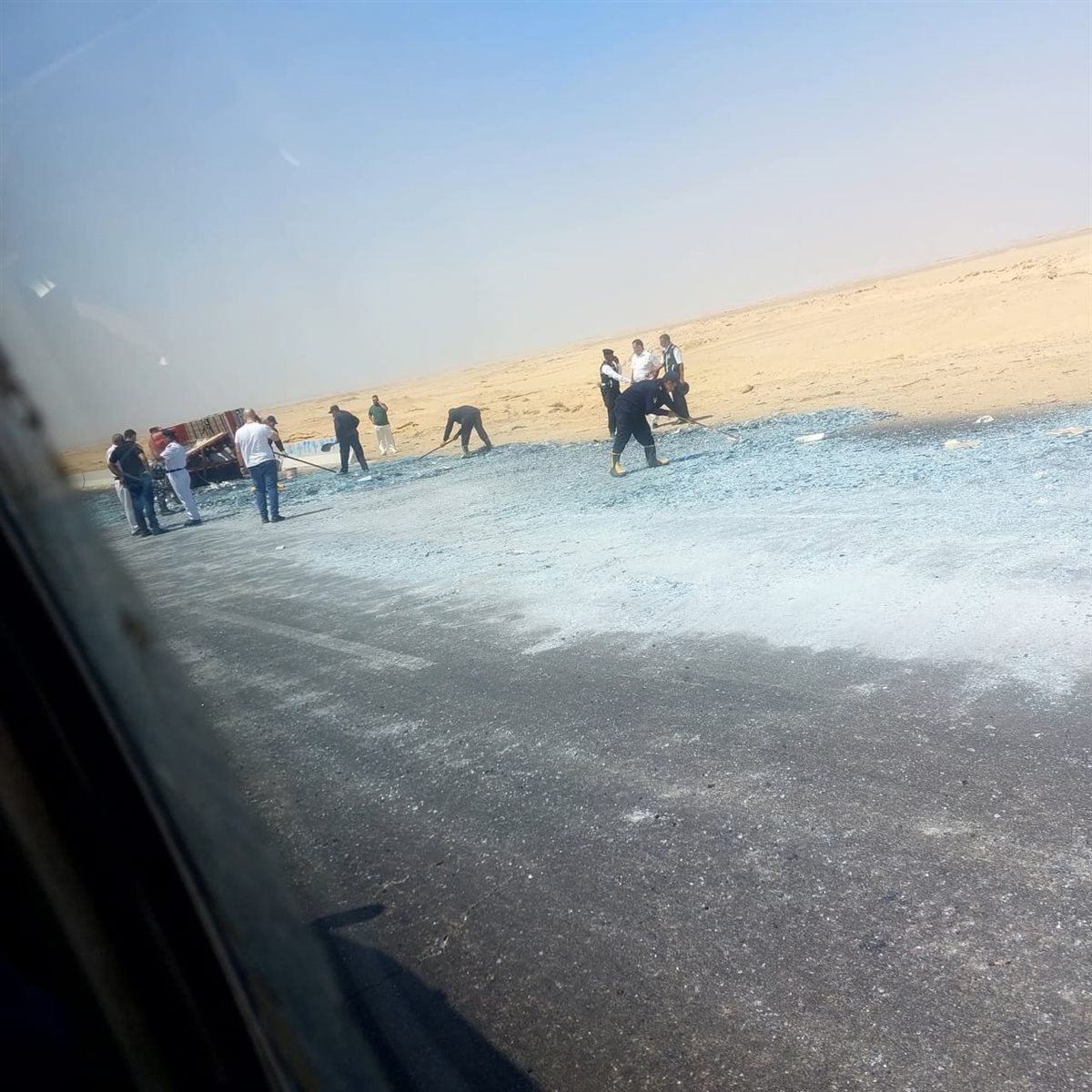 إصابة شخصين في انقلاب سيارة نقل محملة بزجاج بالفيوم