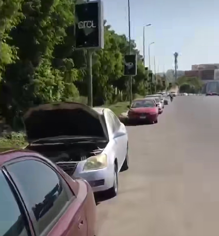 في عز النهار.. سرقة بطاريات سيارات أمام مستشفى شهير بالتجمع