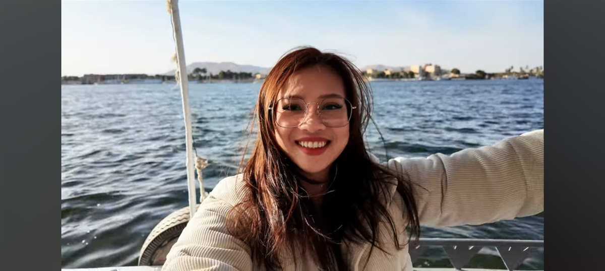 سائحة فلبينية تقع في عشق رحلات الفلوكة وتوثق رحلتها في نيل الأقصر العظيم