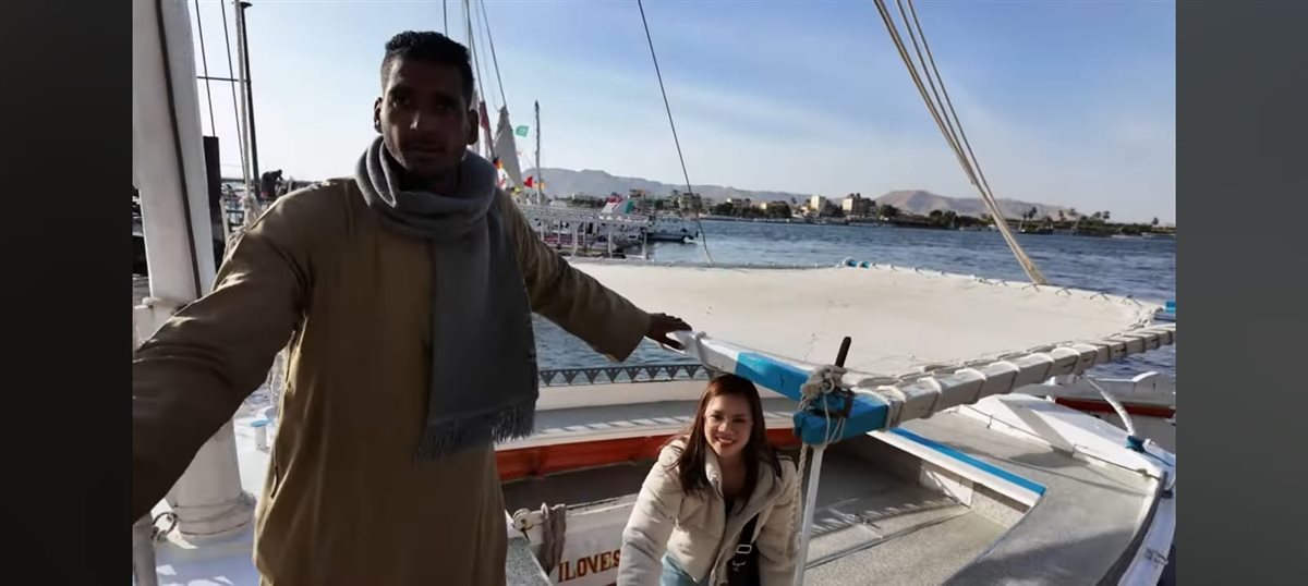 سائحة فلبينية تقع في عشق رحلات الفلوكة وتوثق رحلتها في نيل الأقصر العظيم