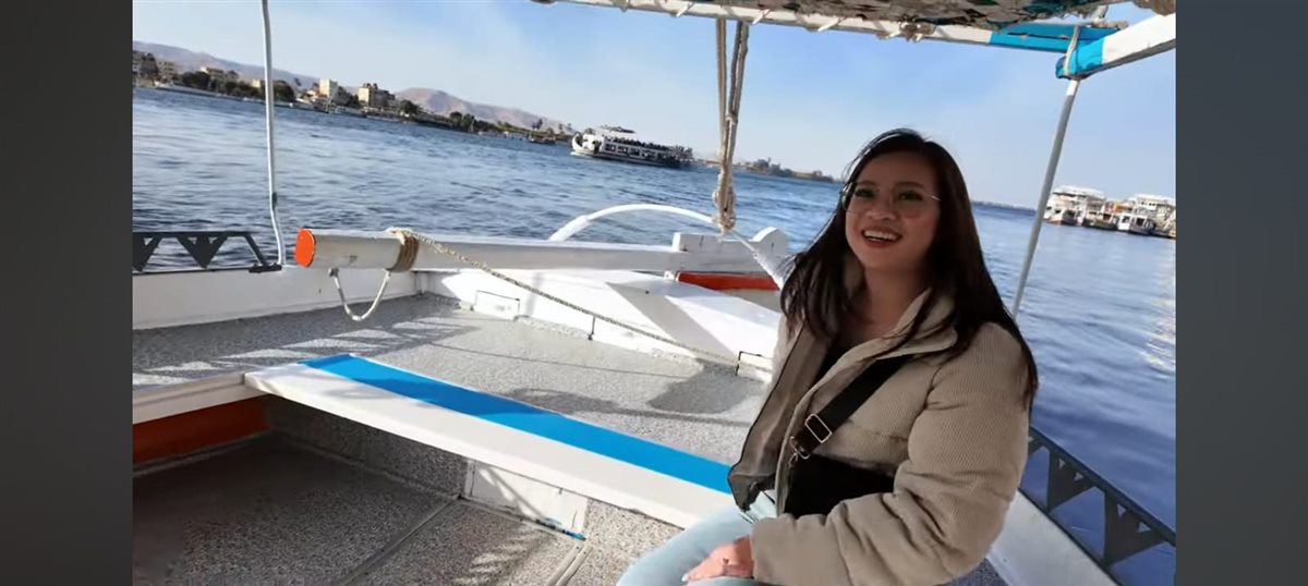 سائحة فلبينية تقع في عشق رحلات الفلوكة وتوثق رحلتها في نيل الأقصر العظيم