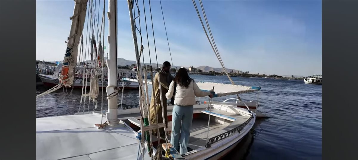 سائحة فلبينية تقع في عشق رحلات الفلوكة وتوثق رحلتها في نيل الأقصر العظيم