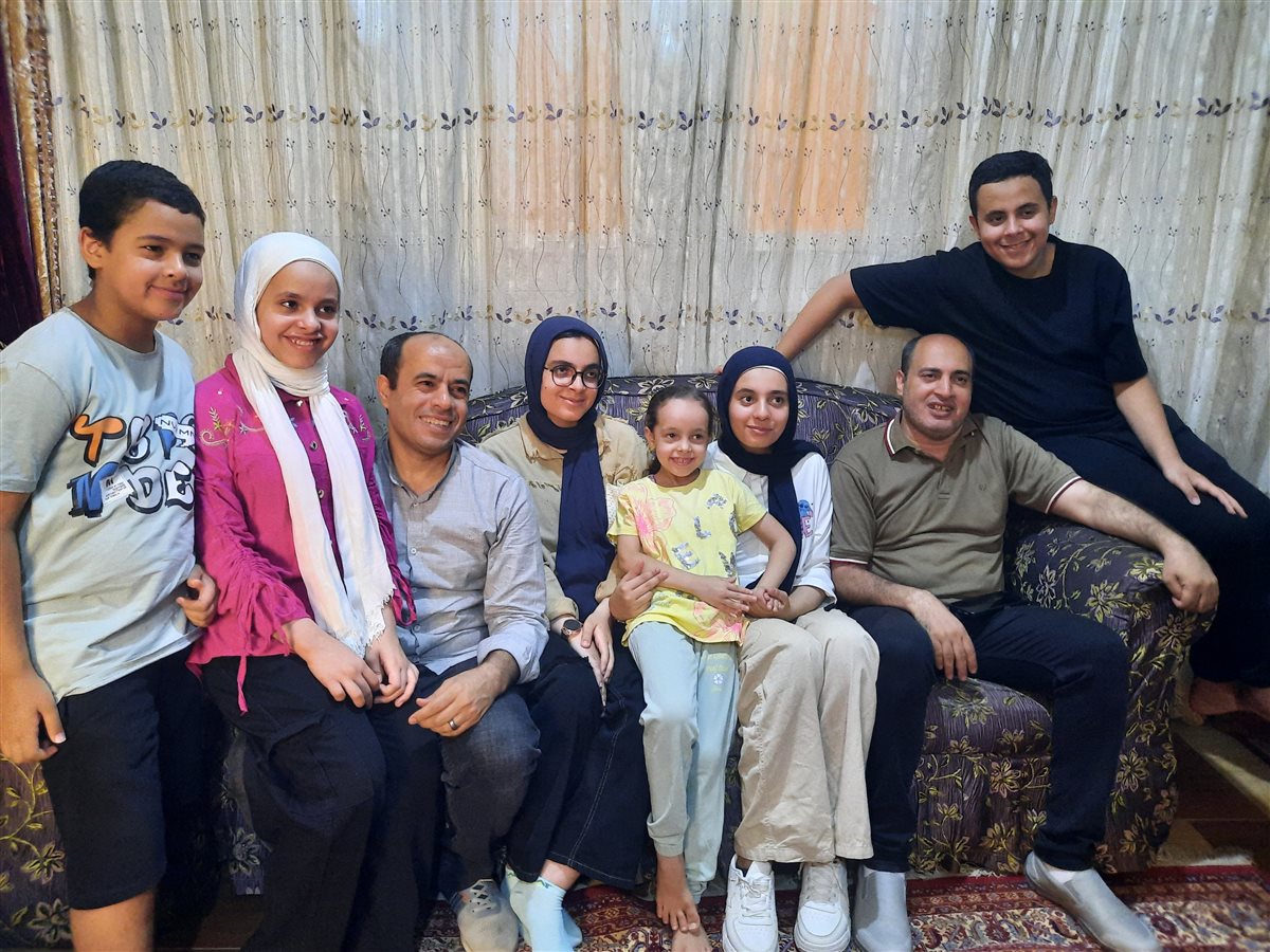 ميرال نزيه مع اسرتها