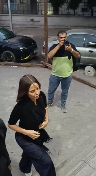 إيمان العاصي في عزاء والدة المخرجة سارة وفيق في مسجد عمر مكرم