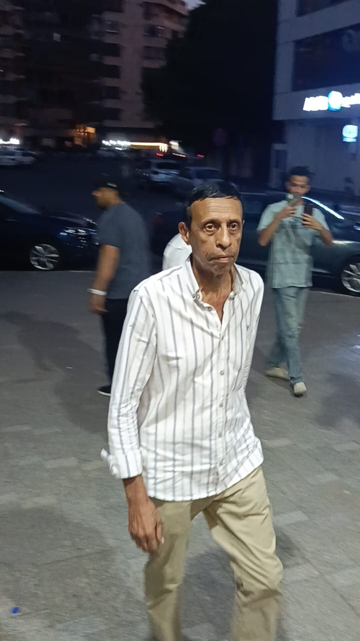 حسان العربي في عزاء والدة المخرجة سارة وفيق في مسجد عمر مكرم