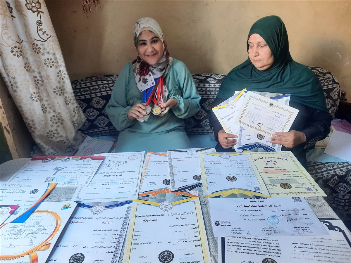 حسناء بطلة الكاراتيه في المنيا مع والدتها