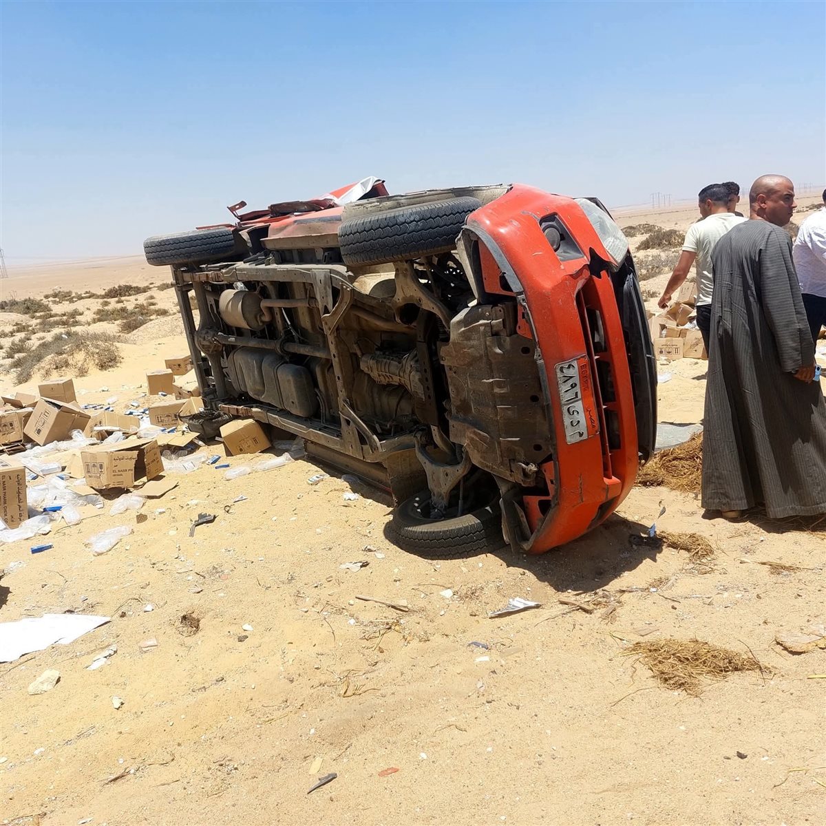 إنقلاب سيارة محملة بالأدوية بطريق القاهرة الفيوم الصحراوي