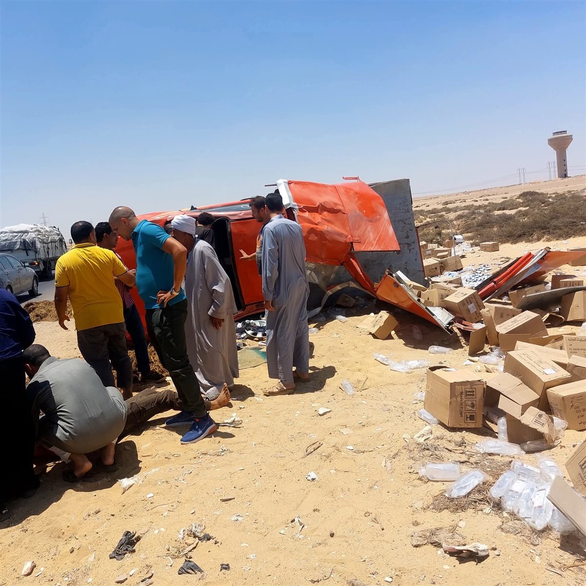 إنقلاب سيارة محملة بالأدوية بطريق القاهرة الفيوم الصحراوي