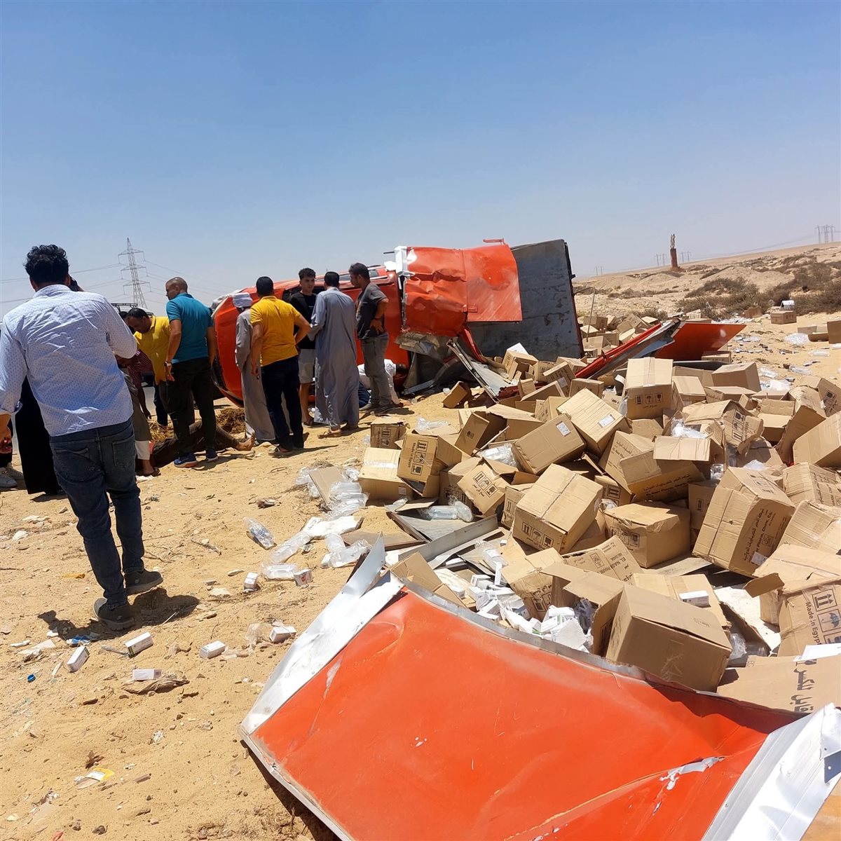 إنقلاب سيارة محملة بالأدوية بطريق القاهرة الفيوم الصحراوي