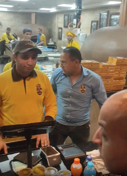 <strong> الاعتداء على عميل بمطعم 