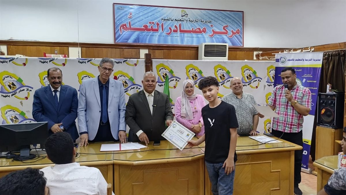 وكيل تعليم الفيوم يكرم أوائل الشهادة الإعدادية وسط فرحة عارمة من أولياء الأمور