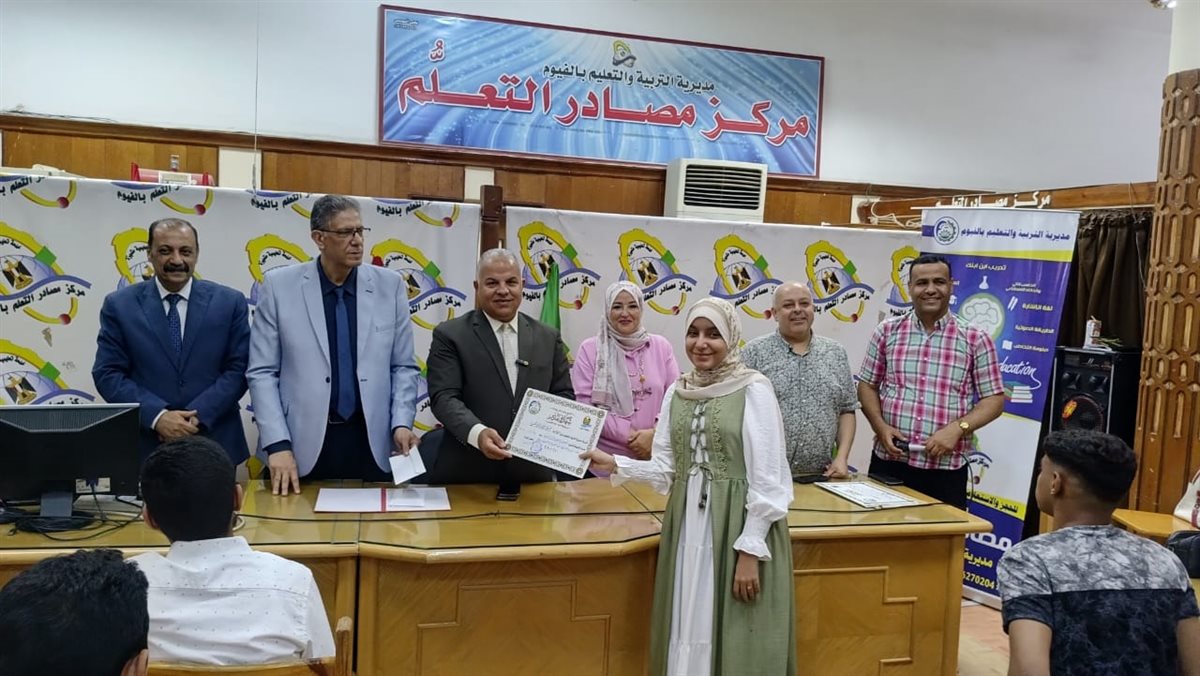 وكيل تعليم الفيوم يكرم أوائل الشهادة الإعدادية وسط فرحة عارمة من أولياء الأمور