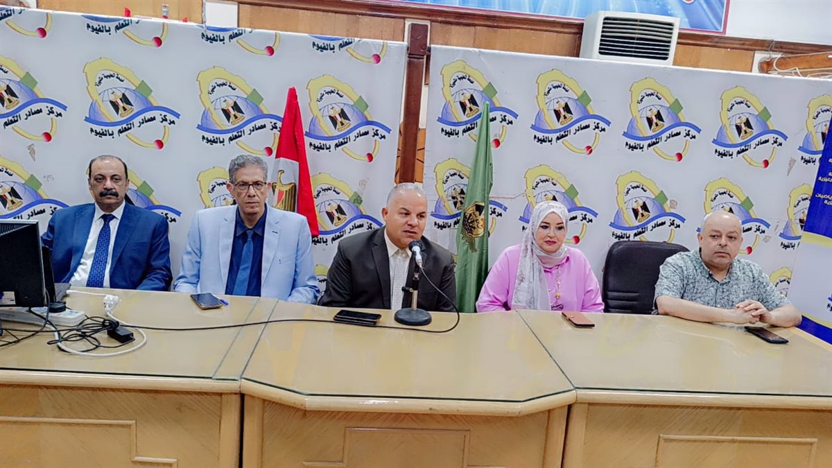 وكيل تعليم الفيوم يكرم أوائل الشهادة الإعدادية وسط فرحة عارمة من أولياء الأمور