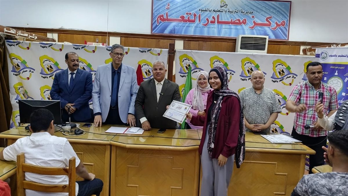 وكيل تعليم الفيوم يكرم أوائل الشهادة الإعدادية وسط فرحة عارمة من أولياء الأمور