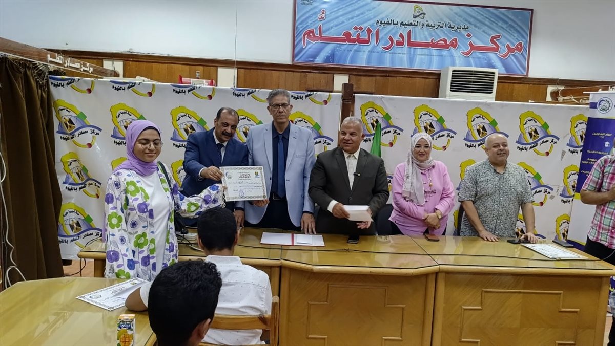 وكيل تعليم الفيوم يكرم أوائل الشهادة الإعدادية وسط فرحة عارمة من أولياء الأمور