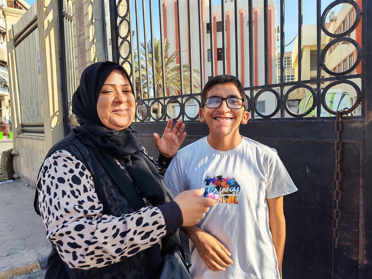 فرحة الطالب ووالدته