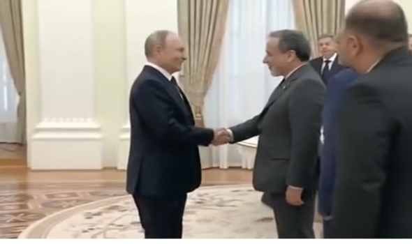 فلاديمير بوتين رئيس روسيا مع وزير الخارجية الإيراني عباس عراقجي