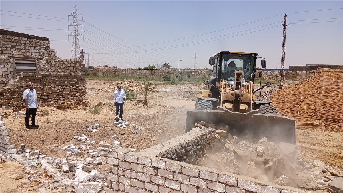 حملة لرئيس مدينة طامية لازالة عدد من حالات البناء المخالف علي أراضي أملاك الدولة بقرية فانوس