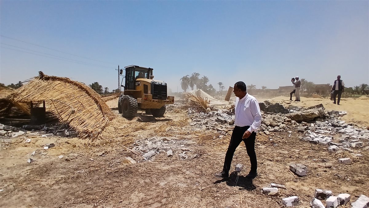 حملة لرئيس مدينة طامية لازالة عدد من حالات البناء المخالف علي أراضي أملاك الدولة بقرية فانوس