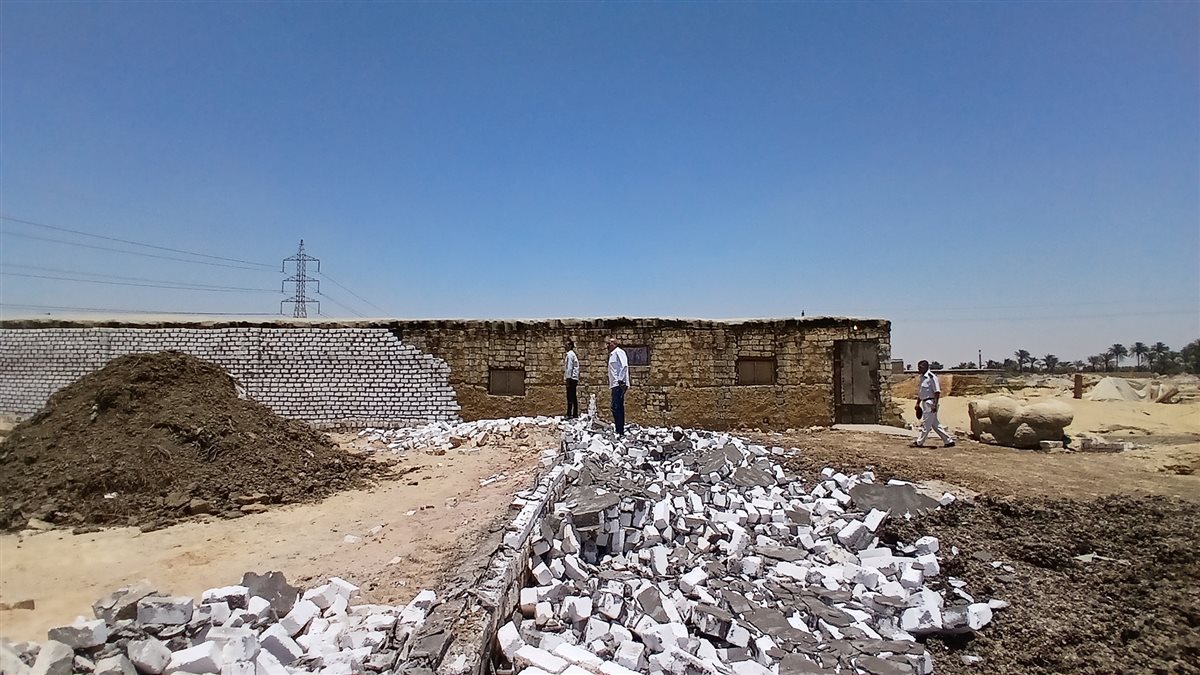 حملة لرئيس مدينة طامية لازالة عدد من حالات البناء المخالف علي أراضي أملاك الدولة بقرية فانوس