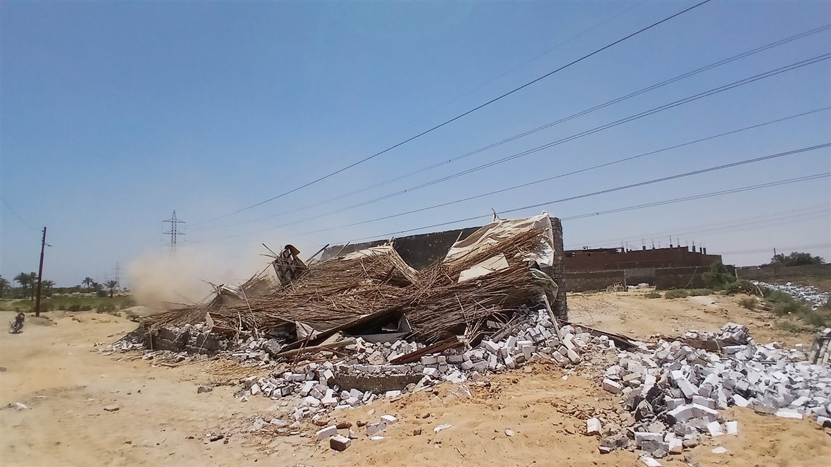 حملة لرئيس مدينة طامية لازالة عدد من حالات البناء المخالف علي أراضي أملاك الدولة بقرية فانوس