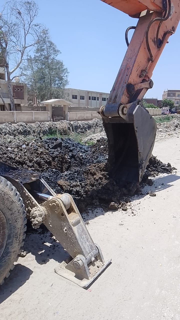 جهود ميدانية واستجابة فورية لخدمة المواطن بقرية العزيزية