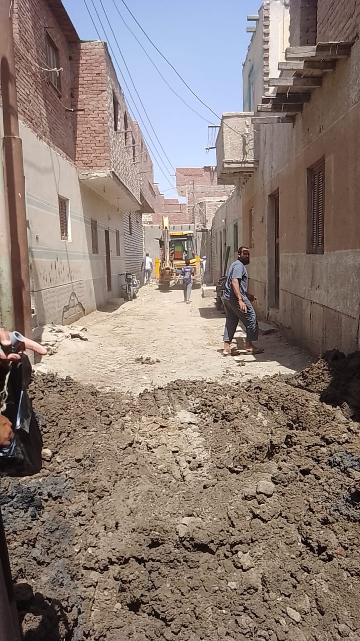 جهود ميدانية واستجابة فورية لخدمة المواطن بقرية العزيزية