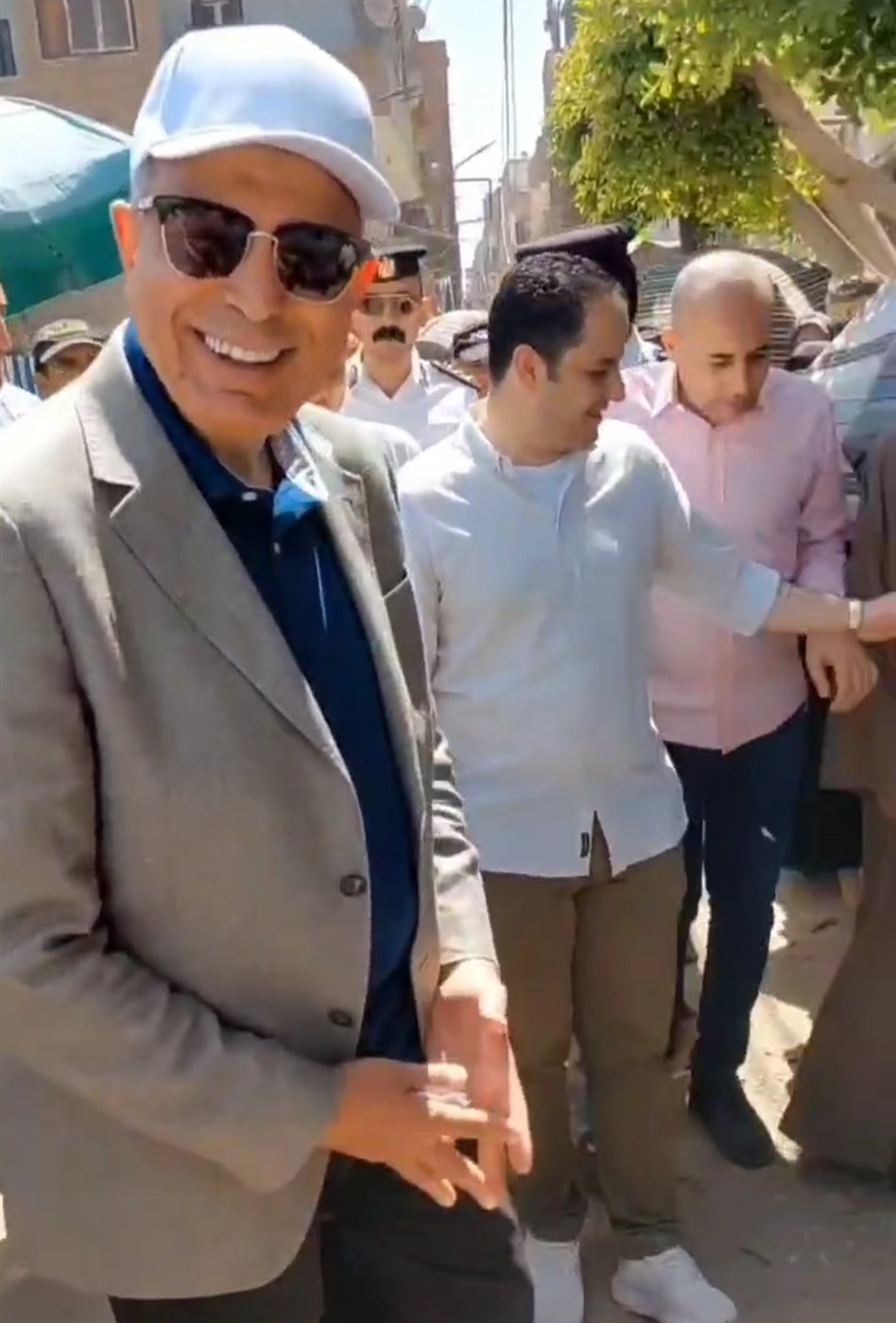 محافظ المنيا مع السيدة