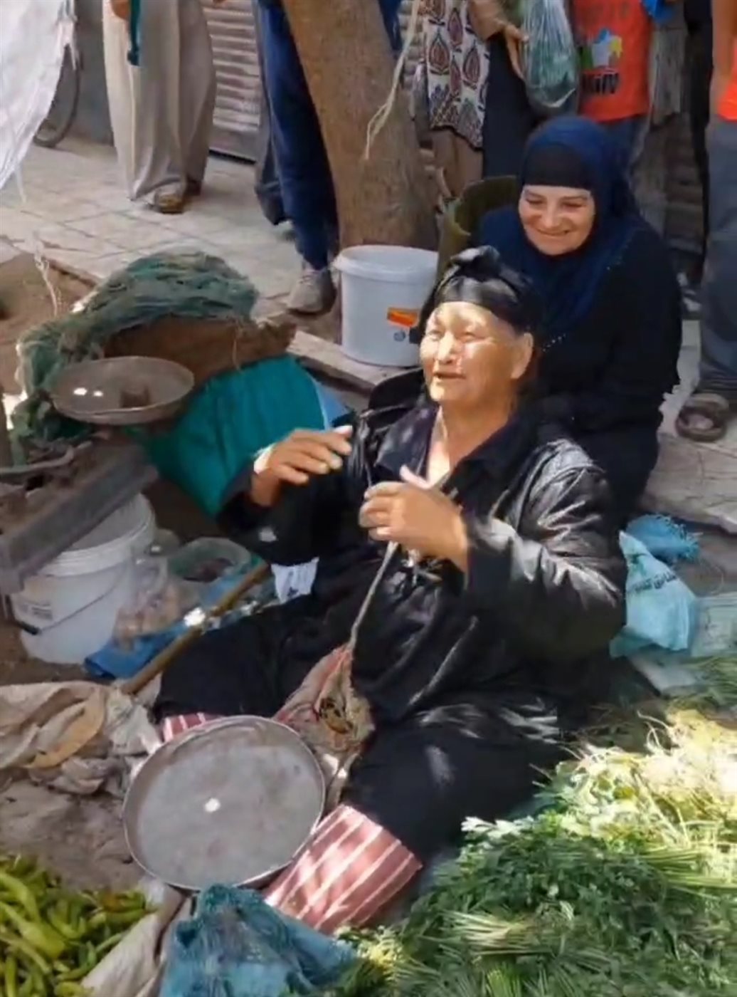 صورو للسيدة بسوق الحبشي مع محافظ المنيا