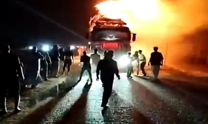 السيطرة على حريق سيارة نقل محمّلة بالتبن إثر ماس كهربائي بطامية في الفيوم
