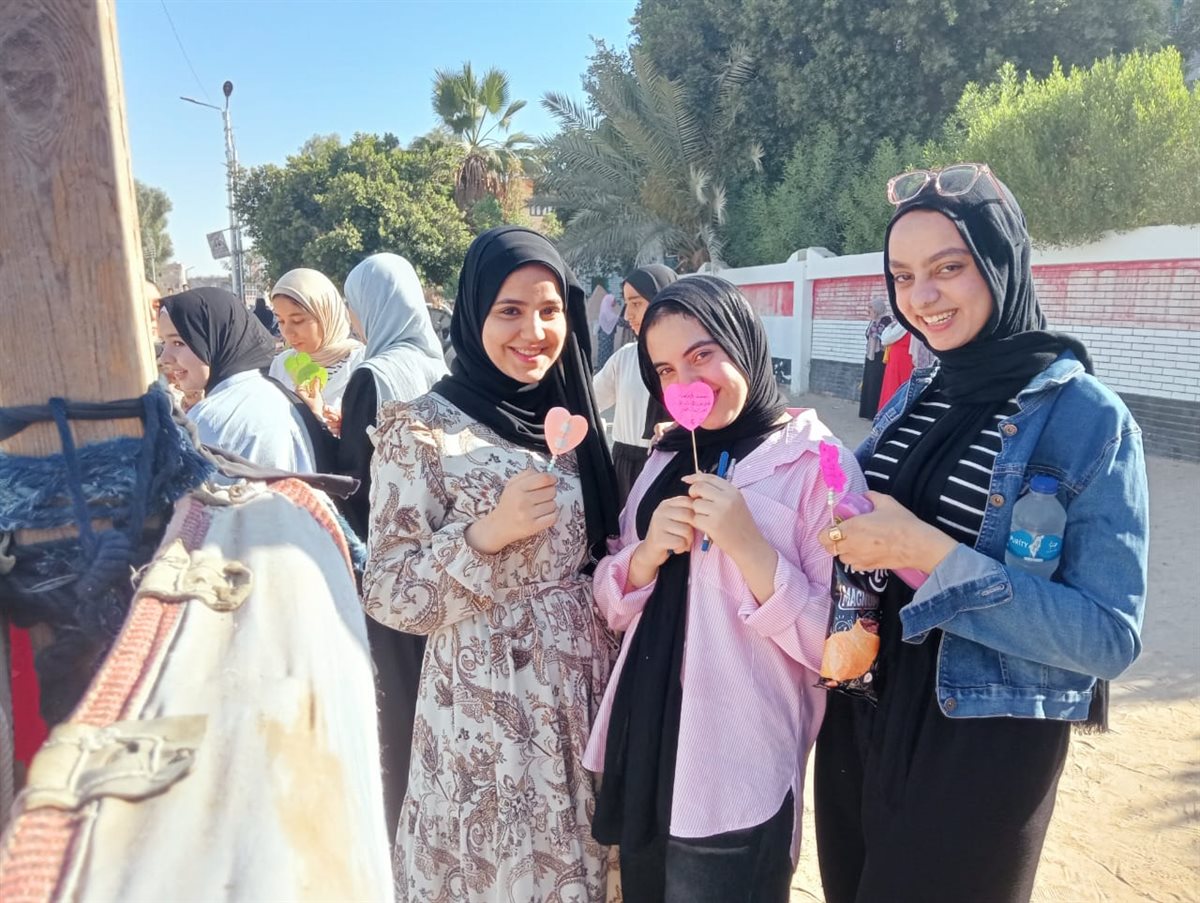 تعليم الفيوم فى رسم البهجة والسعادة على طلاب الثانوية العامة قبل دخول لجان أمتحان مادتي الفيزياء والتاريخ