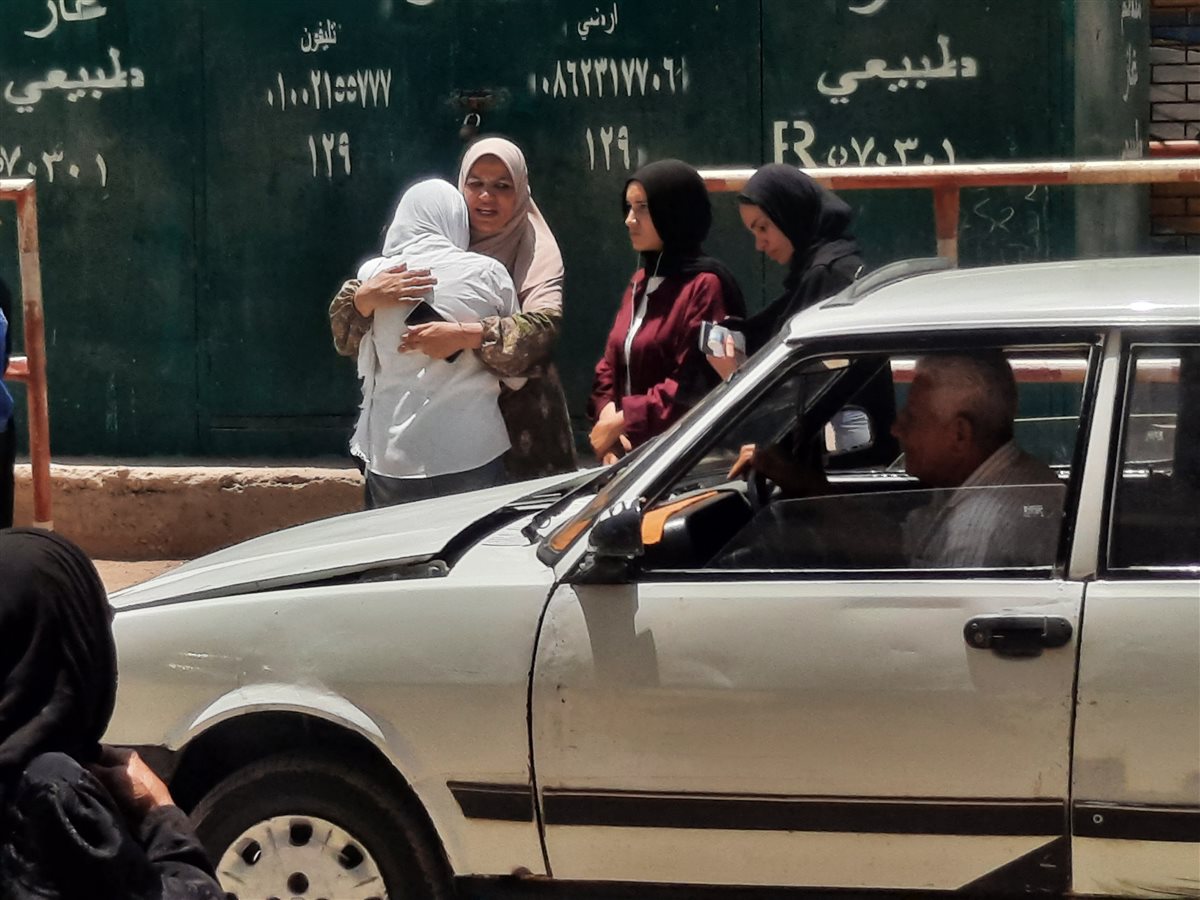 انهيار الطلاب بعد الخروج من امتحان الفيزياء