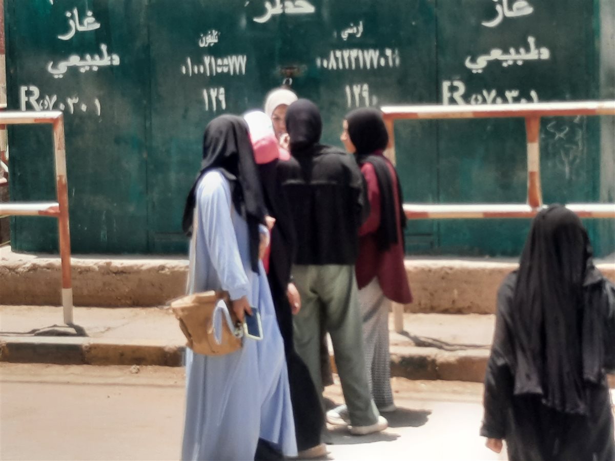 انهيار الطلاب بعد الخروج من امتحان الفيزياء بالمنيا