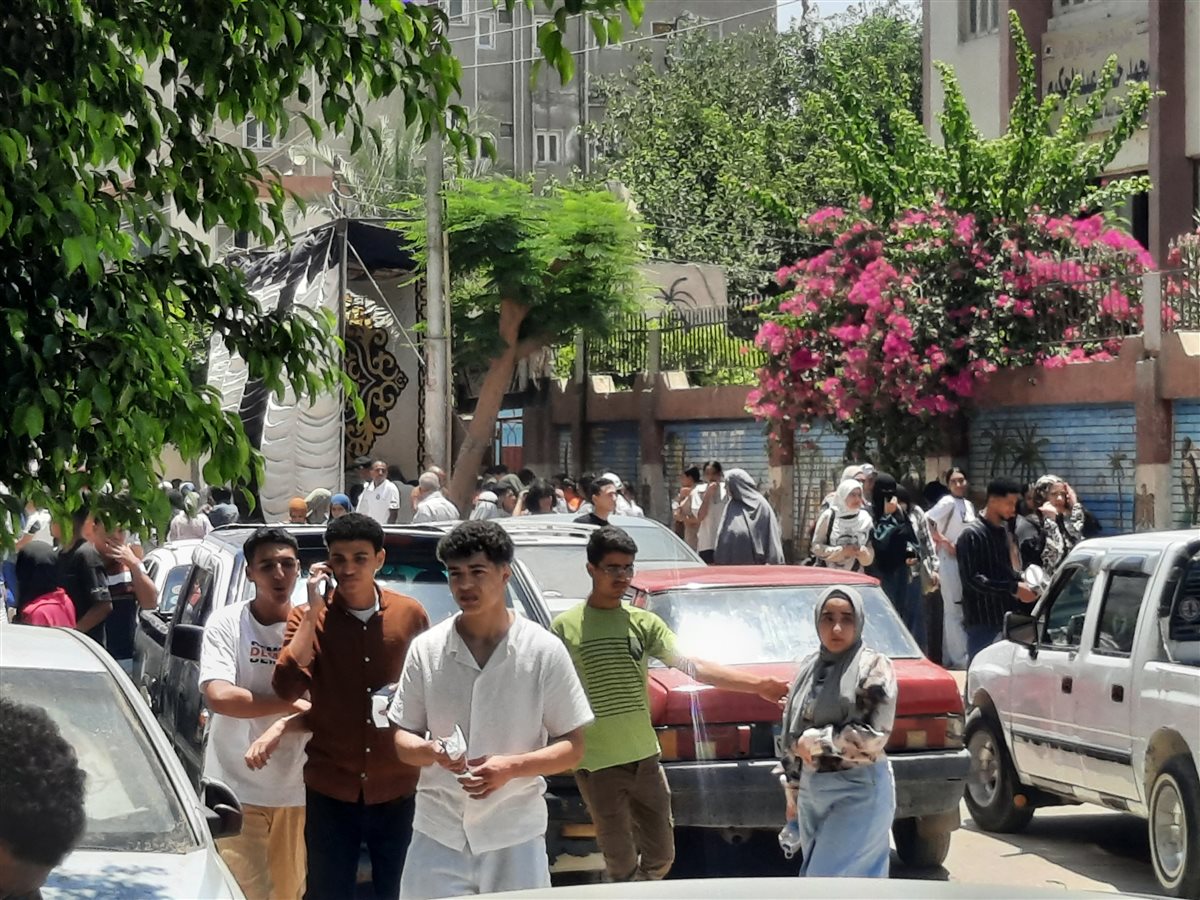 انهيار الطلاب بعد الخروج من امتحان الفيزياء بالمنيا