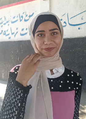 طالبة تلقى شعر امام لجان الثانوية العامة