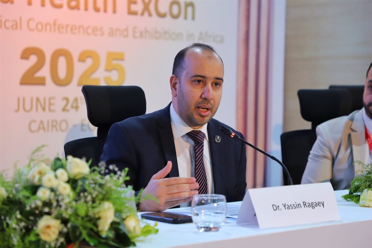 الدكتور يس رجائي مساعد رئيس الهيئة لشئون الاعلام ودعم الاستثمار والمشرف على الادارة المركزية للرعاية الصيدلية