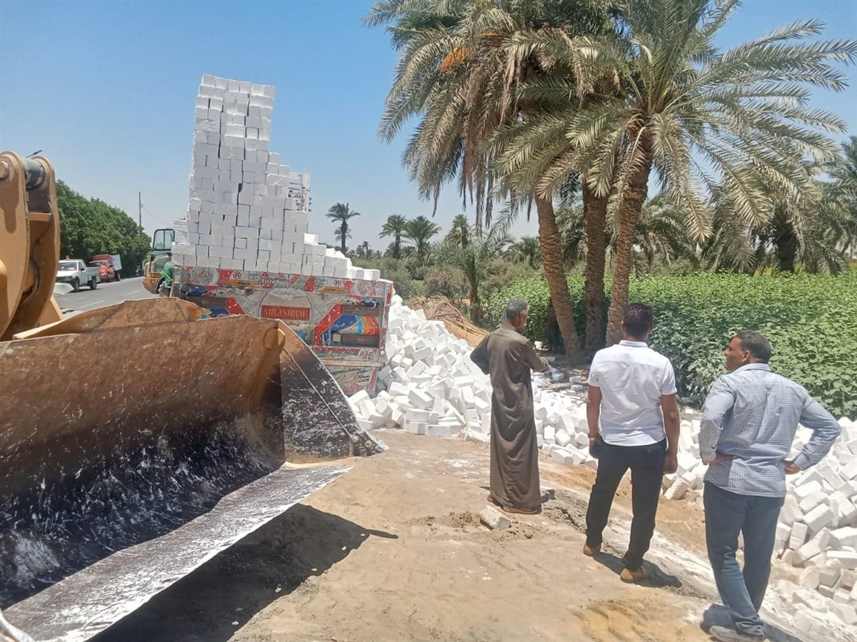 رئيس مدينة يوسف الصديق يتحفظ على سيارة نقل ومصادرة حمولة الطوب البلوك