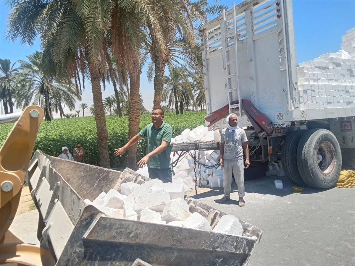 رئيس مدينة يوسف الصديق يتحفظ على سيارة نقل ومصادرة حمولة الطوب البلوك
