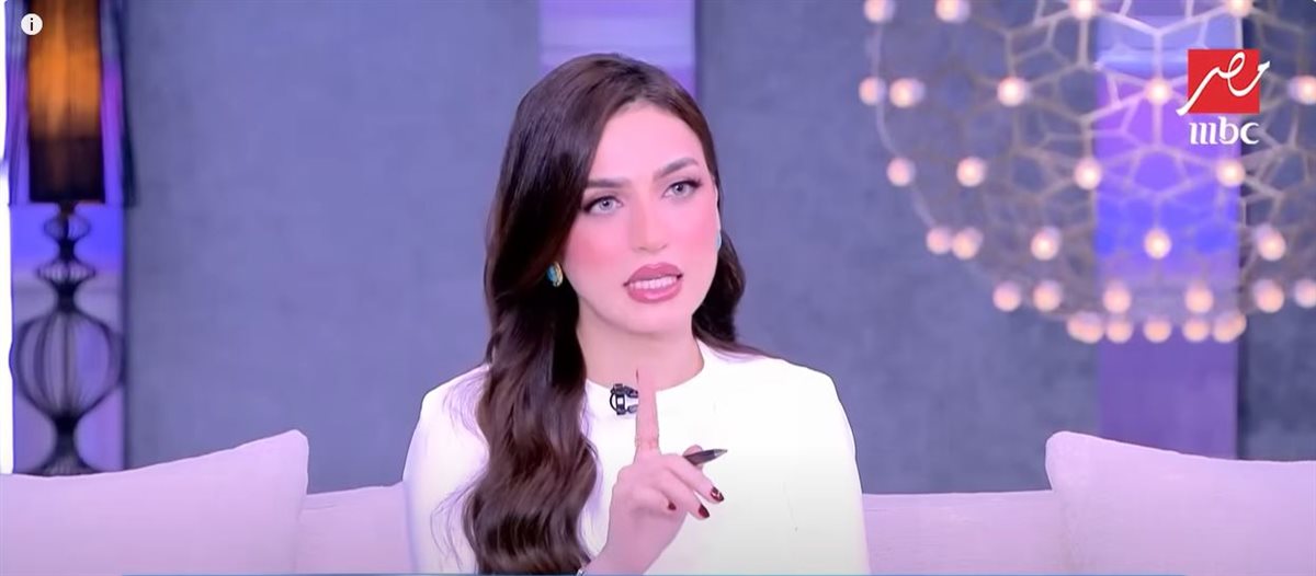الإعلامية ياسمين عز