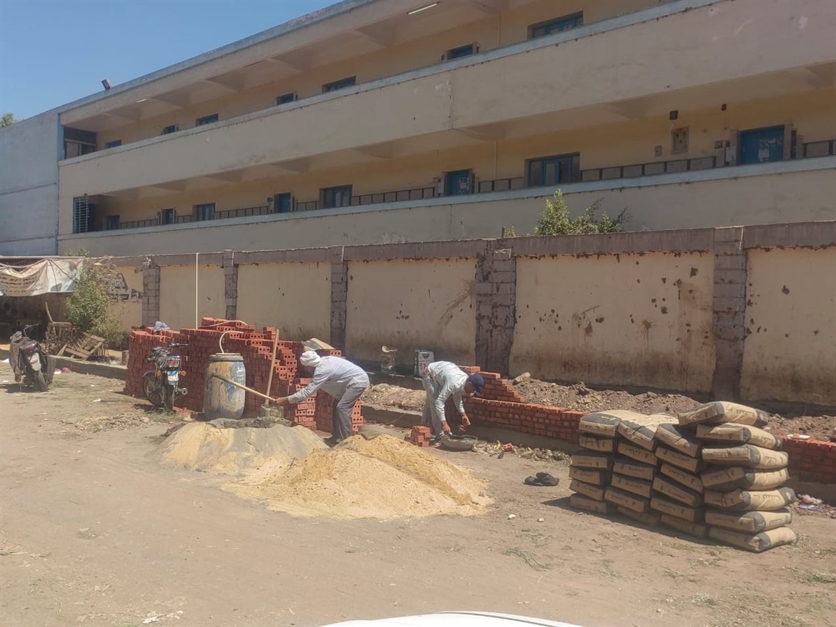 إستبدال نقاط تجميع القمامة بأحواض من الزهور والأشجار بحي غرب الفيوم