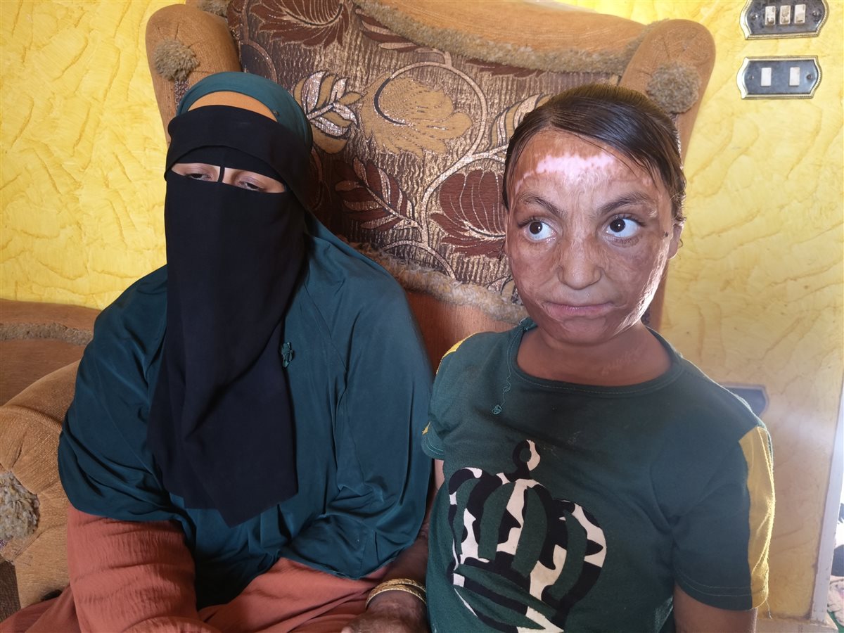 الطفلة وولدتها