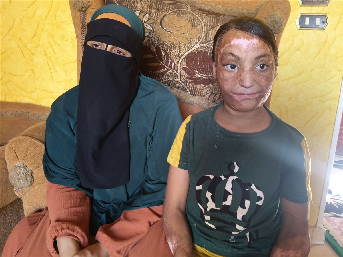 الطفلة وولدتها 